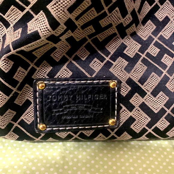 Tommy Hilfiger Sling Women’s Pattern Shoulder Bag - Picture 2 of 6